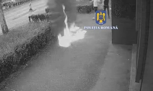 a aprins focul în fața unei săli de jocuri Foto Captură video Poliția Română jpg
