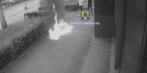 a aprins focul în fața unei săli de jocuri Foto Captură video Poliția Română jpg