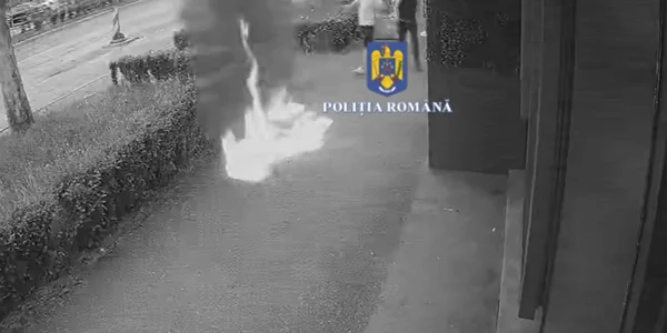 a aprins focul în fața unei săli de jocuri Foto Captură video Poliția Română jpg