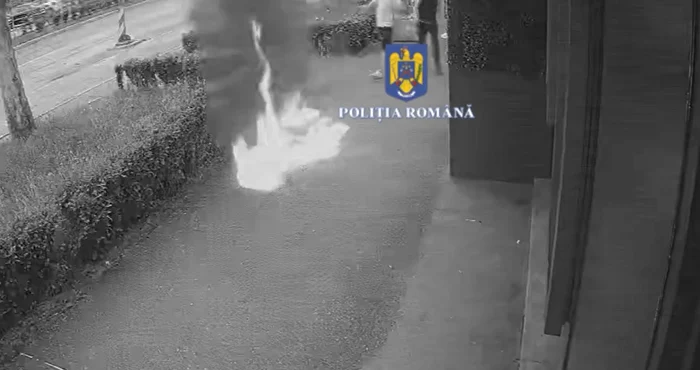 VIDEO Un bărbat a aprins focul în fața unei săli de jocuri și a amenințat că va da foc clădirii