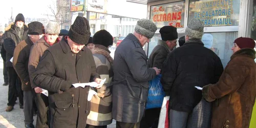 Oamenii au stat zeci de minute în frig la coadă pentru un abonament gratis 