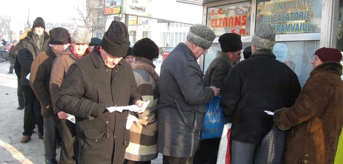 Oamenii au stat zeci de minute în frig la coadă pentru un abonament gratis