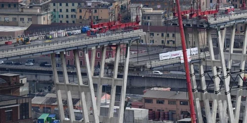 Imagine de ansamblu cu lucrările de demolare a podului Morandi din Genova Italia. FOTO EPA-EFE