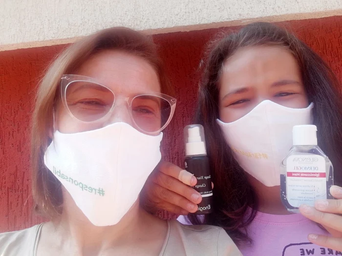 Monica Davidescu și fiica ei, Dora, s-au aprovizionat cu măști și geluri dezinfectante