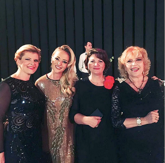Sanda Ladoşi şi Corina Chiriac, alături de naşa Delia şi mama ei