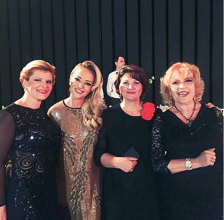 Sanda Ladoşi şi Corina Chiriac, alături de naşa Delia şi mama ei