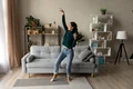 femeie fericită în propria locuință imagine shutterstock 1896044272 jpg