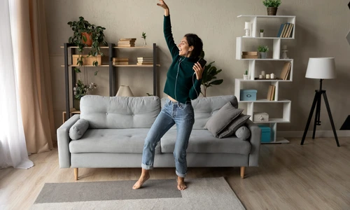 femeie fericită în propria locuință imagine shutterstock 1896044272 jpg