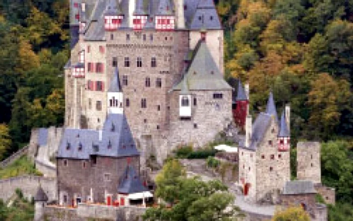 Castelul medieval Eltz a fost construit în secolul al XII-lea şi se află între Koblenz şi Trier