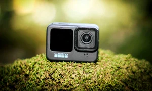 Poza de cover Experiente uimitoare de filmare a traseelor montane cu o camera Go Pro ghidul de care ai nevoie O camera Go Pro in prim plan, plante, natura jpg