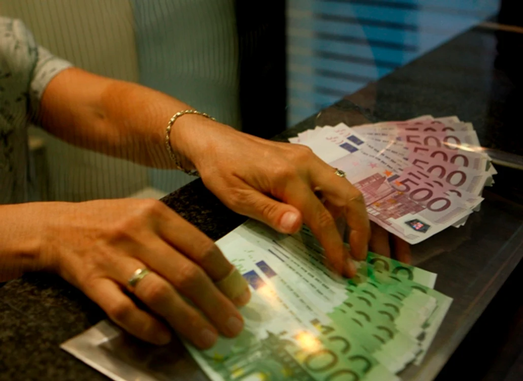 Cei mai mulţi români se împrumută fără să fie siguri că pot returna banii