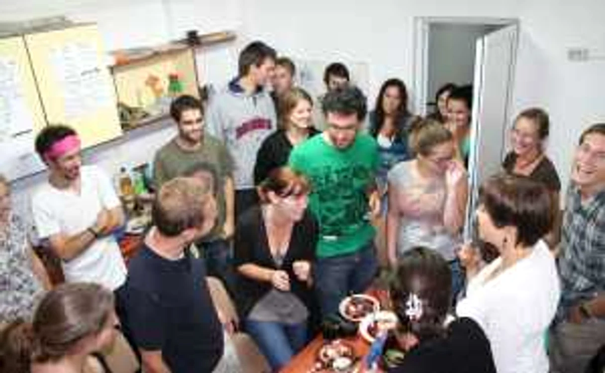 Rafael Batel (în tricou verde) a fost sufletul serii multiculturale din oficiul etajului 1