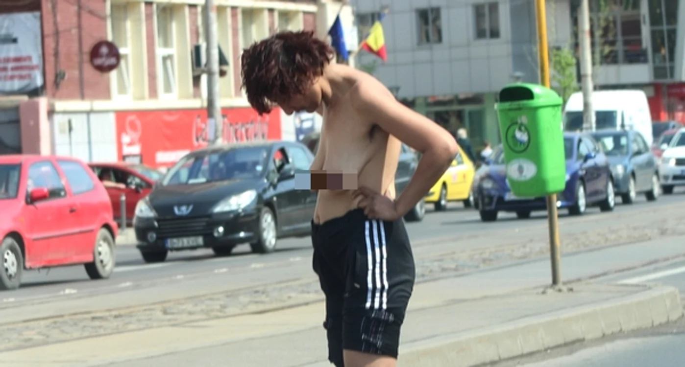 
    Femeia s-a plimbat desculță printre mașiniFoto: Mihai Ionescu  