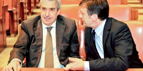 Călin Popescu Tăriceanu (stânga) şi Crin Antonescu,  pro şi contra intrării la guvernare 