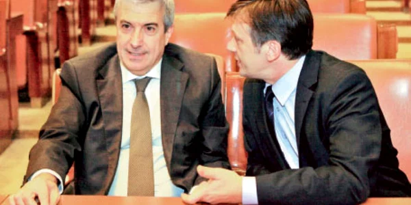 Călin Popescu Tăriceanu (stânga) şi Crin Antonescu,  pro şi contra intrării la guvernare 