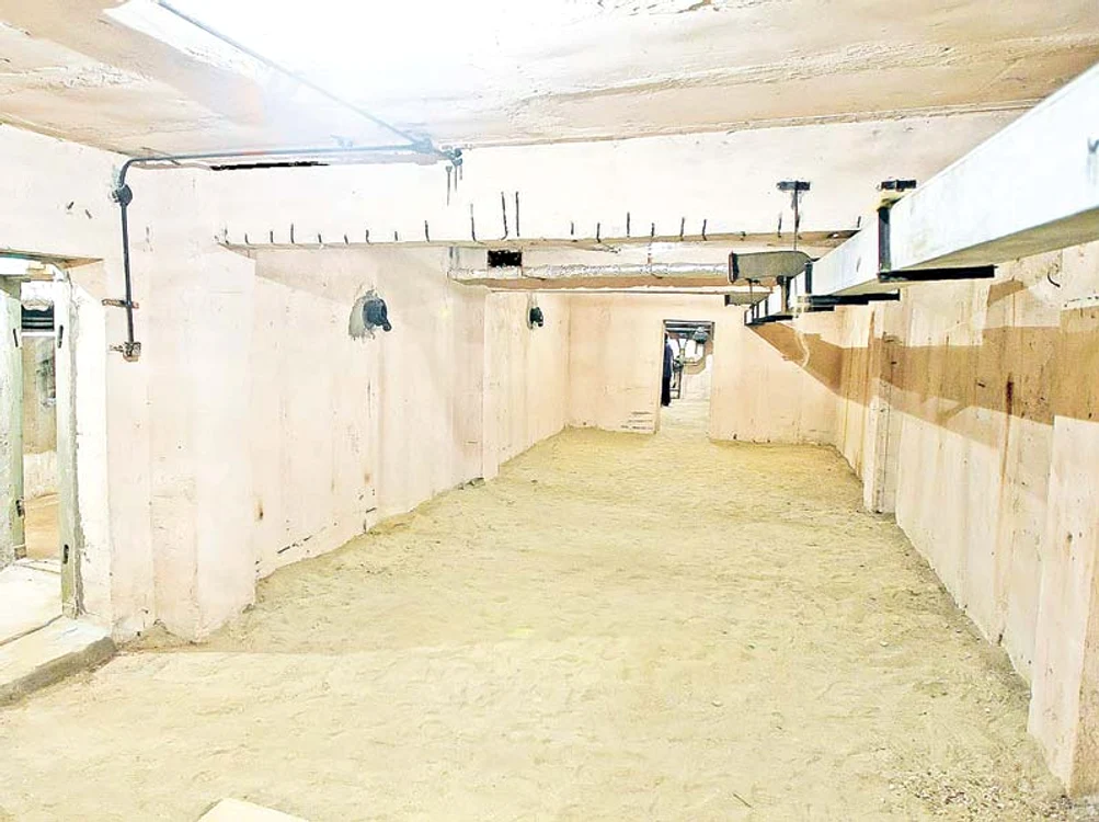 La subsolul unui bloc din  Dorobanţi, locatarii şi-au  amenajat singuri adăposturi