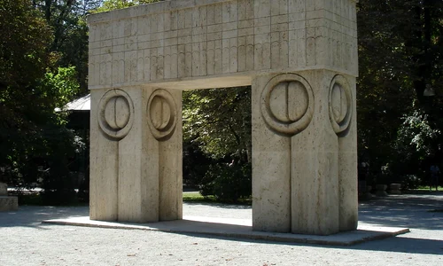 „Poarta sărutului”, opera lui Constantin Brâncuşi de la Târgu Jiu (© Cristian-Mihail Miehs / Wikipedia)