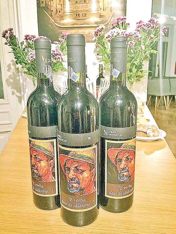 Magda Catone a pus poza lui Şerban pe sticlele de vin