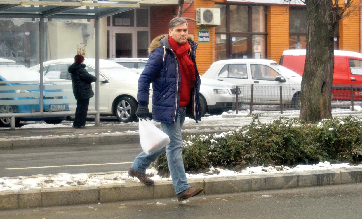 
    Viaţa de tătic e grea,  dar frumoasă. Când  e cu fiul său, Tudor  (un an şi jumătate),  Mircea radiază  de fericire  