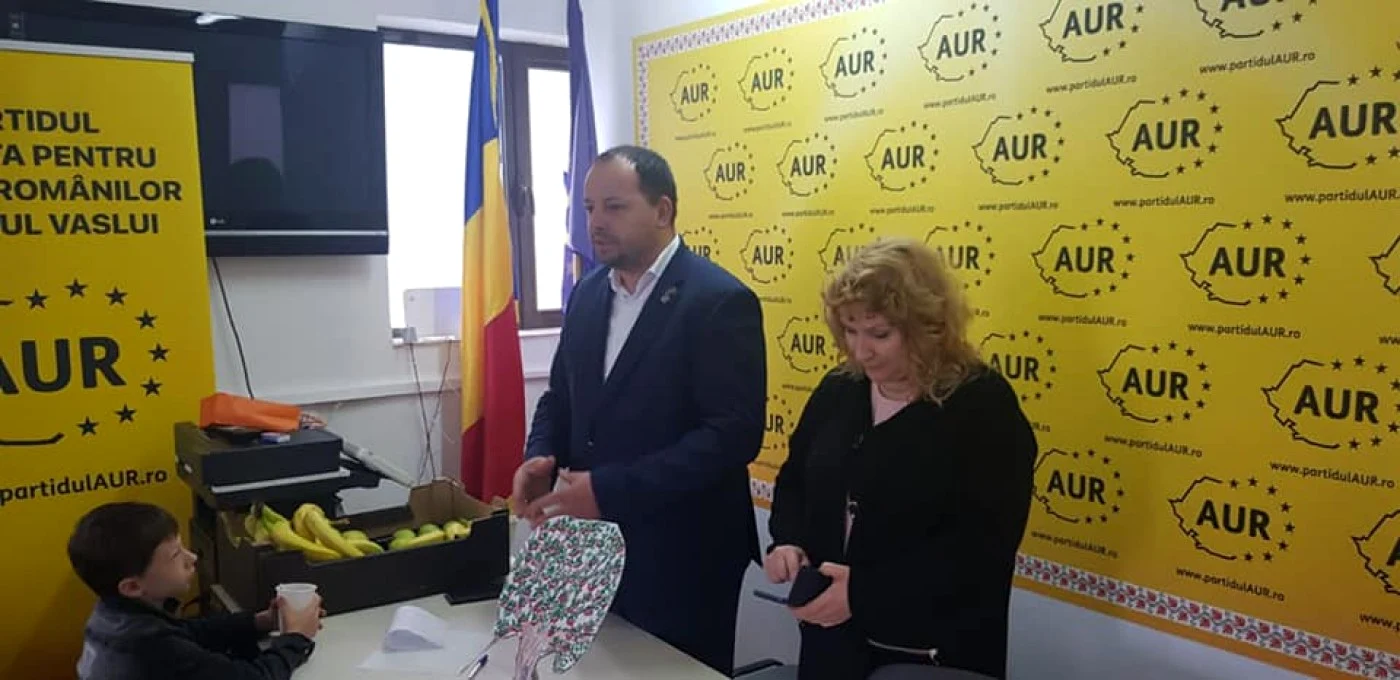 Andrei Busuioc a trecut de la marijuana la împărţit de banane, cu ocazia Zilei Copilului. FOTO Facebook Andrei Busuioc