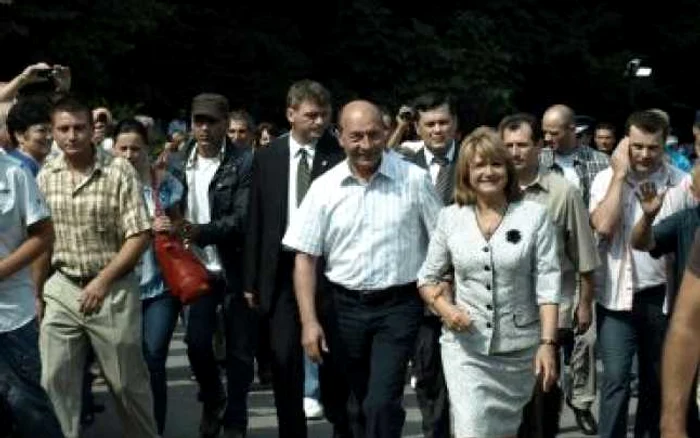 Târgu-Jiu: Traian Băsescu a participat la slujba de Sfânta Maria Mare, la Tismana