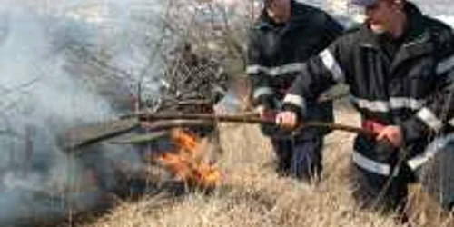 Incendii de vegetatie uscata in mai multe localitati din judetul Valcea
