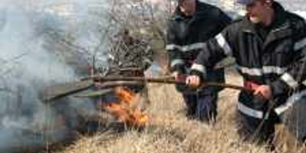 Incendii de vegetatie uscata in mai multe localitati din judetul Valcea