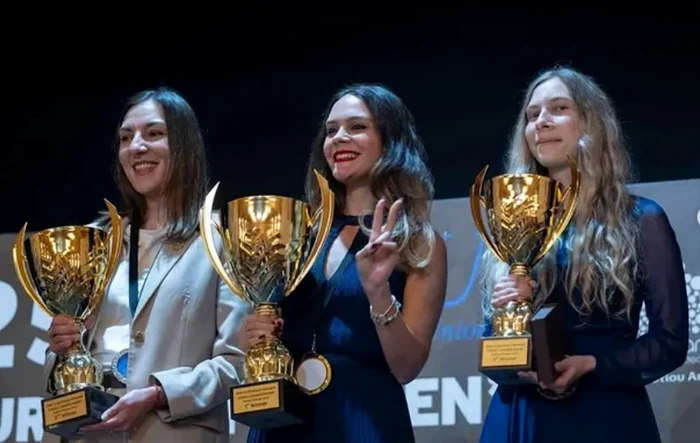 Irina Bulmagă (stânga), pe podiumul Europenelor (FOTO: Instagram/ Irina Bulmagă)