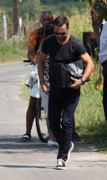 Dani Oţil i-a adus iubitei îndoliate punga în care se aflau pantofii eleganţi