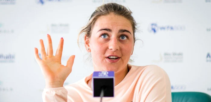 Marta Kostiuk, gest penalizat de spectatori la Roland Garros. Foto EPA EFE