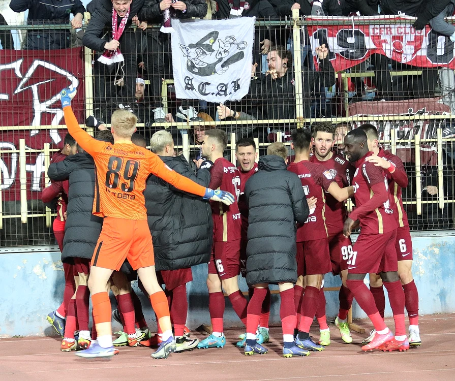 Clujenii sărbătoresc victoria alături de fani (Foto: sportpictures.eu)