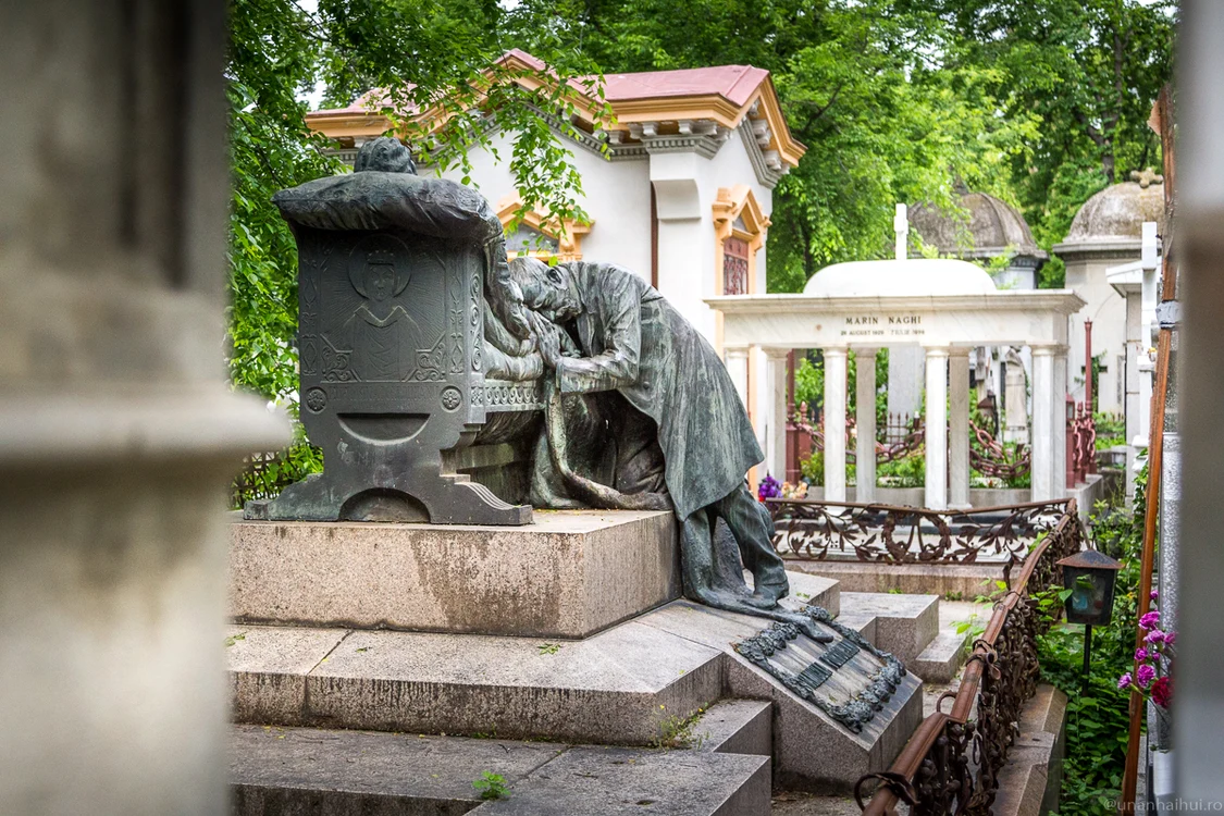 Monumentul funerar din cimitirul Bellu realizat de sculptorul italian Rafaello Romanelli