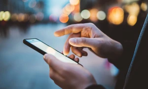 Bărbat cu un telefon in mana FOTO Shutterstock