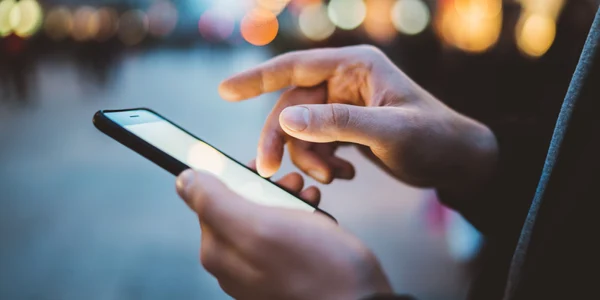 Bărbat cu un telefon in mana FOTO Shutterstock