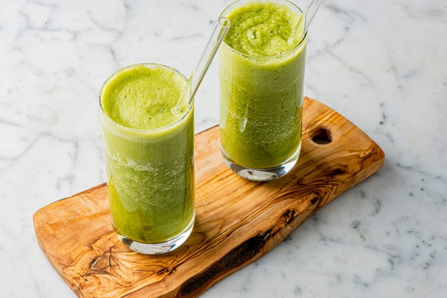 6 nutrienți pe care ți-i aduce în dietă sucul de țelină cu castravete