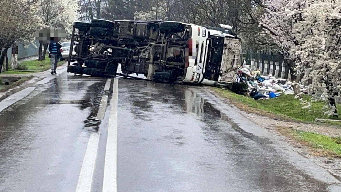 Maşina de la salubritate s-a răsturnat FOTO: IPJ Vrancea