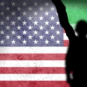 soldat inarmat pe fundalul unui zid cu steagurile american și iranian FOTO shutterstock jpg