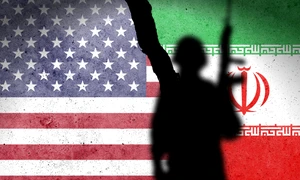 soldat inarmat pe fundalul unui zid cu steagurile american și iranian FOTO shutterstock jpg