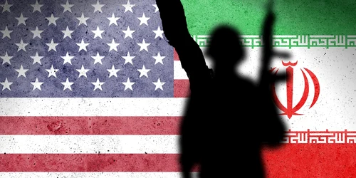 soldat inarmat pe fundalul unui zid cu steagurile american și iranian FOTO shutterstock jpg