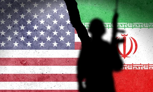soldat inarmat pe fundalul unui zid cu steagurile american și iranian FOTO shutterstock jpg