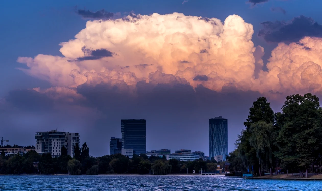 Meteorologii au emis o avertizare Cod portocaliu de ploi torențiale. FOTO Shutterstock (Arhivă)