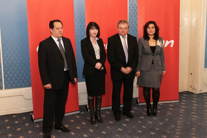 Virgil Metea, director general E.ON Gaz Distribuţie, Monica Ciocan-Covaliu, director general adjunct E.ON Energie România şi Emil Moldovan, Director la Divizia Servicii Tehnice a E.ON Gaz Distribuţie