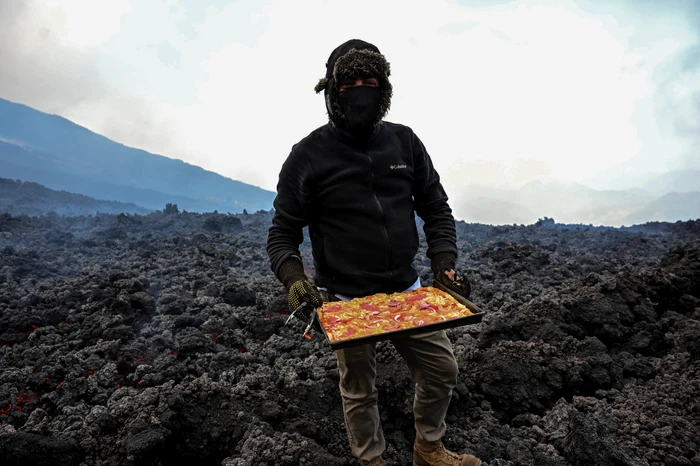 Mario David García face pizza pe rocile vulcanului Pacaya