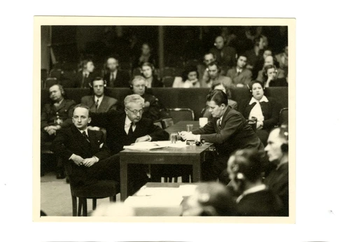 Ben_Ferencz primul din stanga la procesul de la Nurnberg