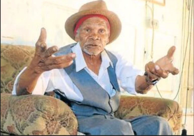 „Cel mai bătrân bărbat din lume”, care a fumat toată viața, a murit din cauza unui atac de astm