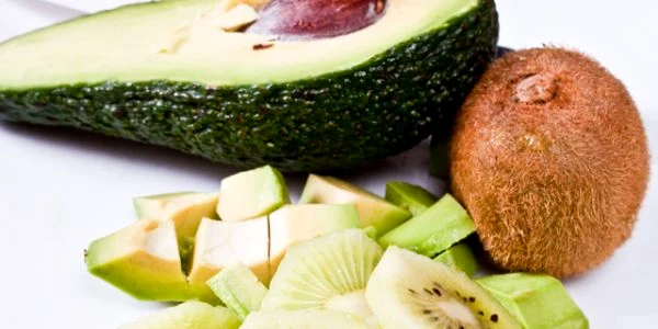 salata avocado kiwi cascaval