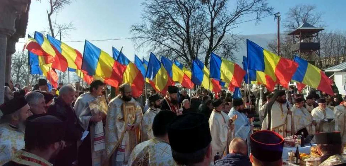 Slujbă şi ceremonie pentru Sfinţii Închisorilor de la Târgu Ocna FOTO epr.ro