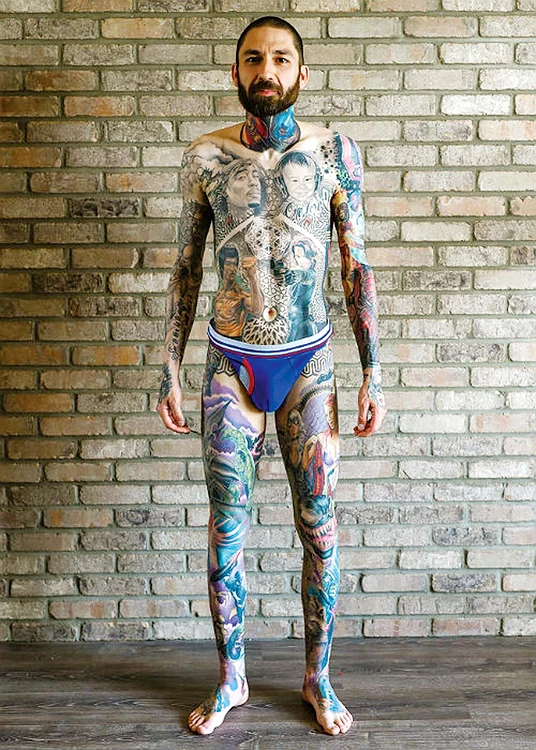 Rick Scolamiero, 38 de ani, a fost înțepat 350 de ore pentru a se umple de desene