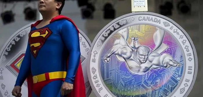 Piesa din aur, prima monedă din lume din aur gravată cu imaginea lui Superman, va include o imagine în culorile celebrului super-erou în timp ce survolează Metropolis FOTO ctvnews.com