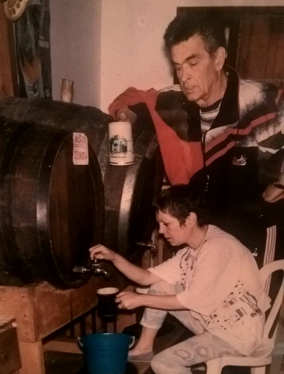 Iura şi Anca pregăteau din vreme vinul pentru invitaţi